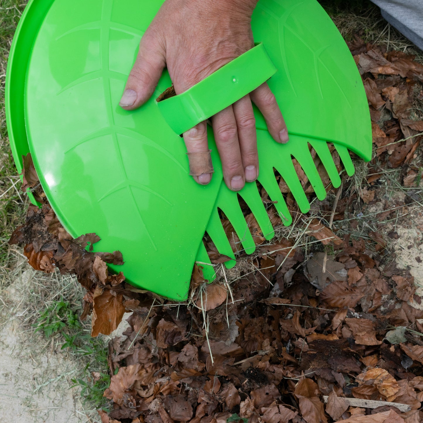 Leaf Grabber Scoops for Garden Cleaning, Green