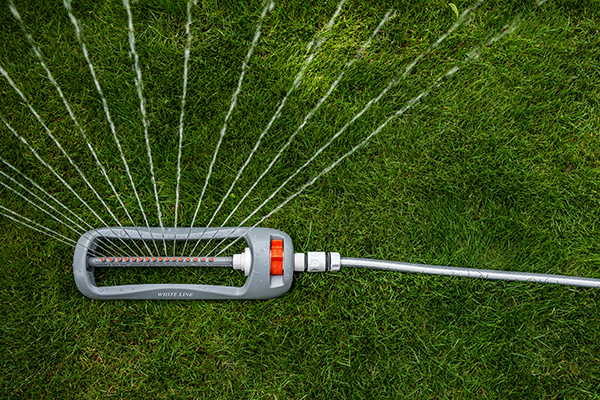 White Line Small Oscillating Lawn Sprinkler