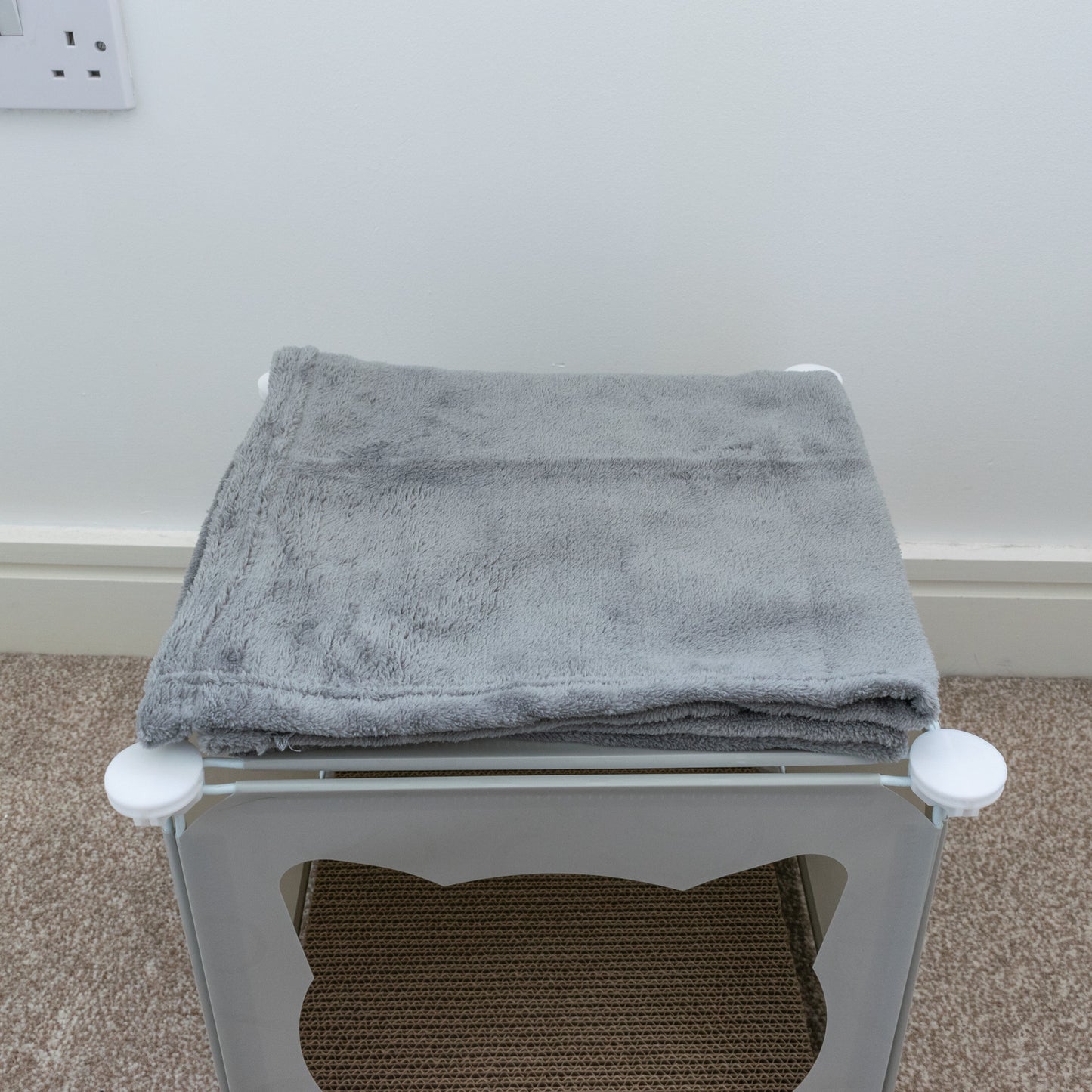 Small-Sized Kitty Cubby Play House