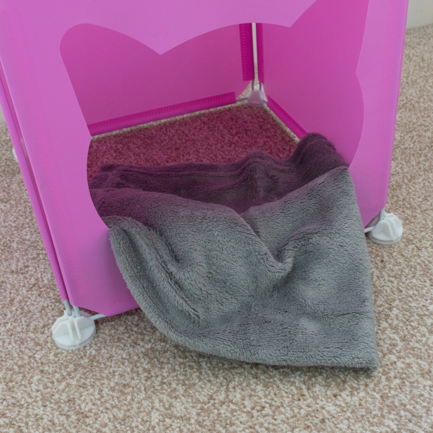 Small-Sized Kitty Cubby Play House