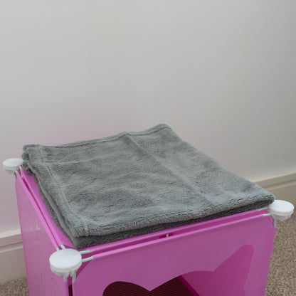 Small-Sized Kitty Cubby Play House