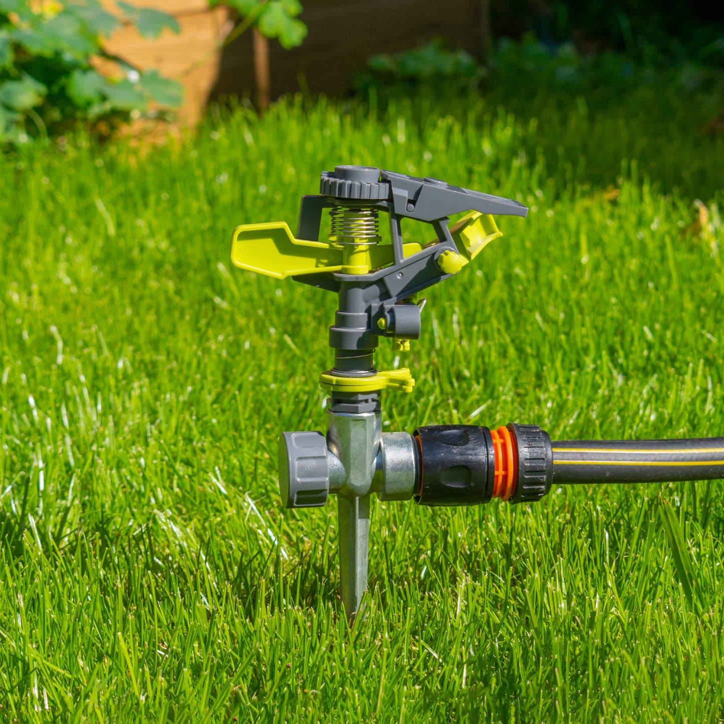 Lime-Coloured Pulsating Spike Sprinkler