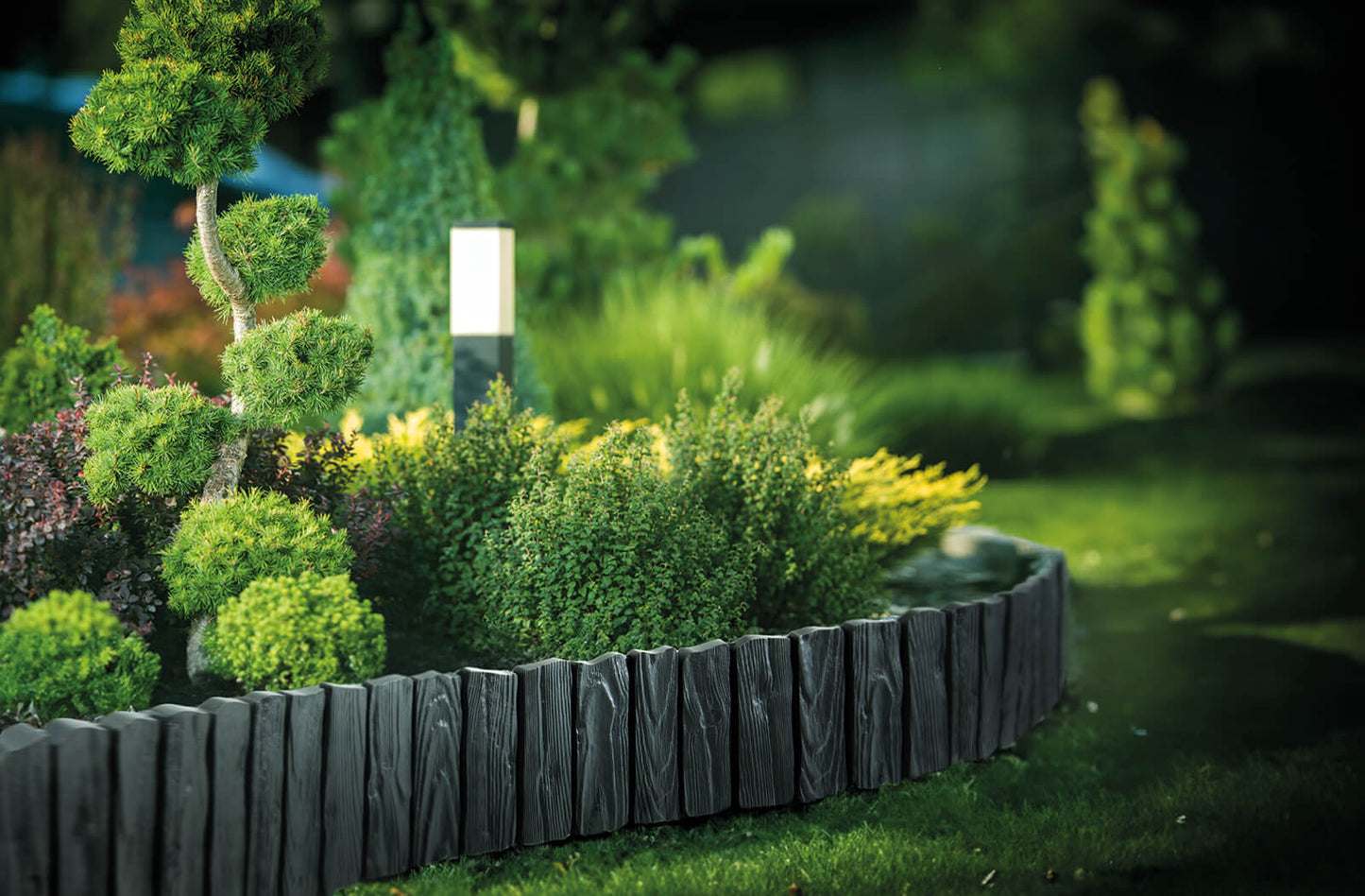 Brown Plastic Palisade Lawn Edging with Wood Texture 2.32m