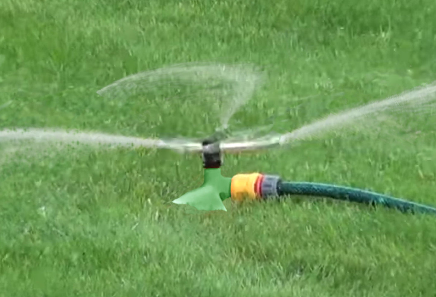 Green Leaf 3‑Arm Rotating Garden Sprinkler